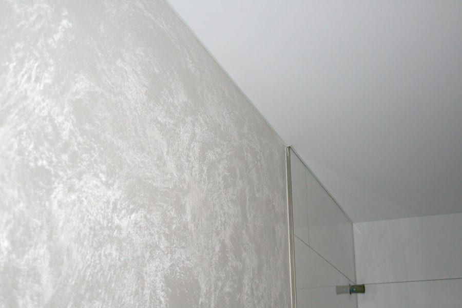 Badezimmer mit Spanndecke und Lasurwänden — Lasurwand unter der Deckenschräge, Glaskante rechts