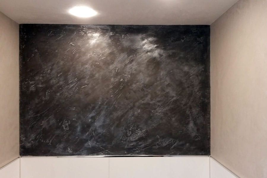 Badezimmer in Calce Colino, schwarz-silber — die schwarze Wandfläche mit silbriger Wolkenstruktur unter der Decke