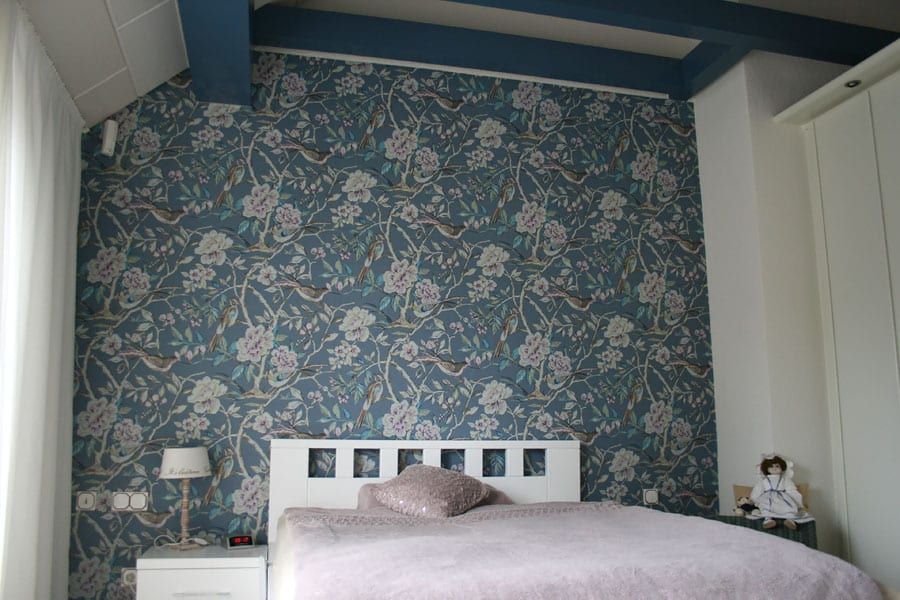 Schlafzimmer mit Motivtapete und Designbelag — die blaue Motivtapete hinter dem Bett