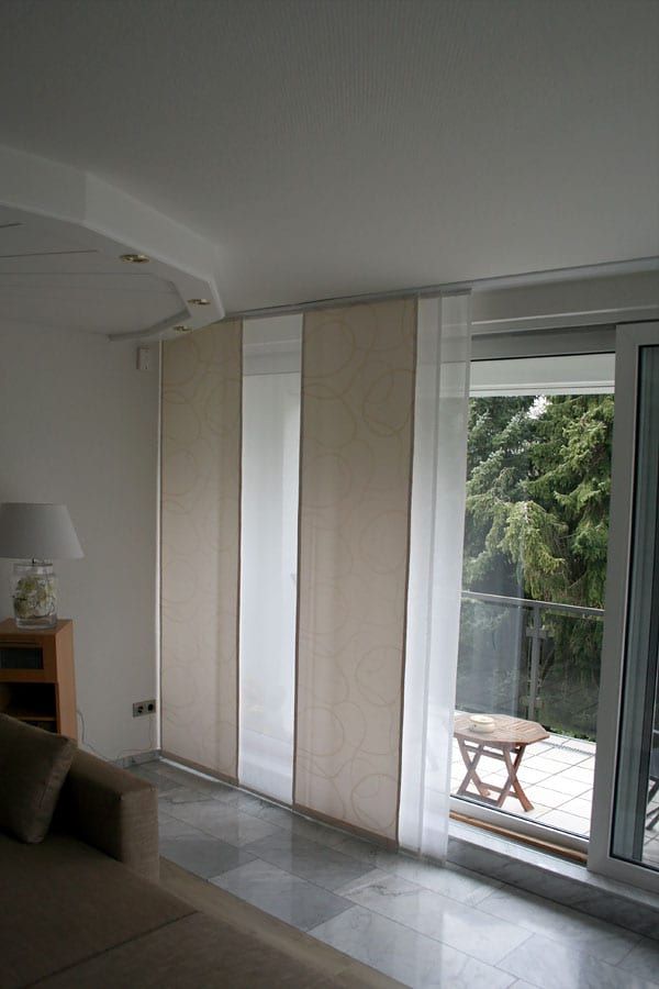 Eigentumswohnung mit Designbelag — der Flächenvorhang vor der Fensterfront zum Balkon