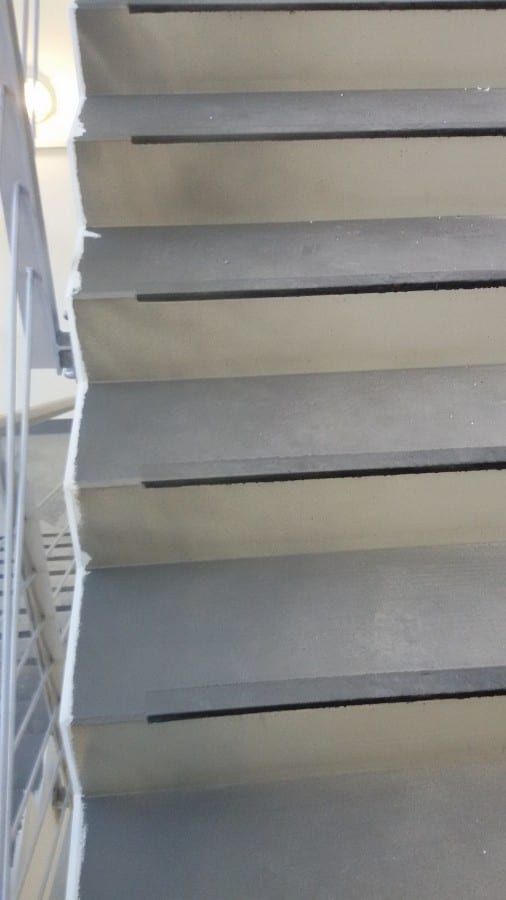 Fluchttreppenhaus mit Kautschukformtreppen — die rohen Betonstufen vor der Überarbeitung, Blick von der Seite