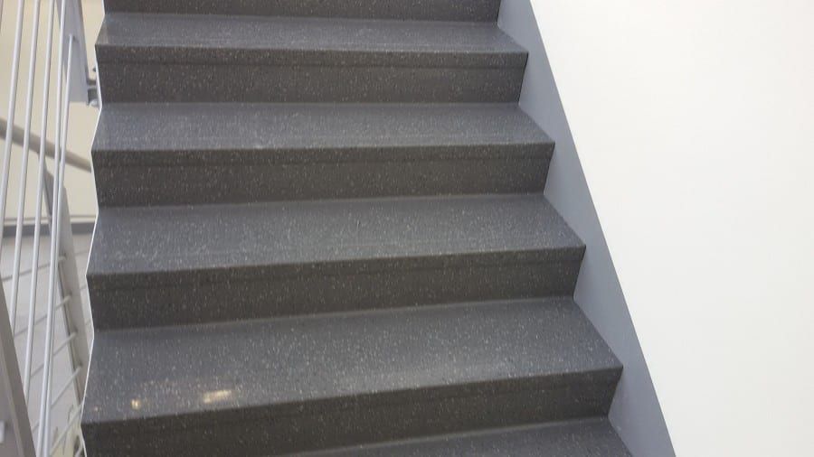 Fluchttreppenhaus mit Kautschukformtreppen — die neuen Formstufen aus der Nähe, seitlich angeschnitten