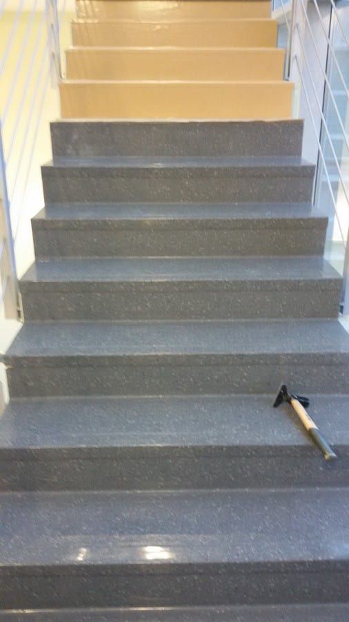 Fluchttreppenhaus mit Kautschukformtreppen — Blick vom Antritt hinauf zum gelben Podest
