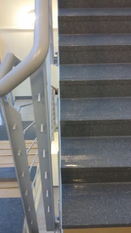 Fluchttreppenhaus mit Kautschukformtreppen — die neuen Stufen am Handlauf und Geländerpfosten