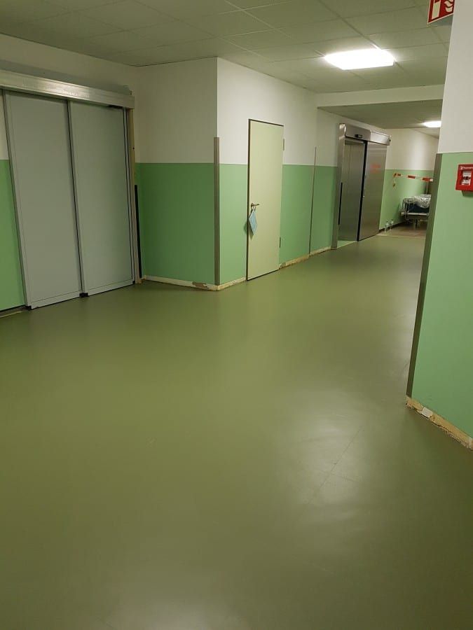 Untergrund für Industrieböden vorbereitet — grundierter Flur, Blick zur Schiebetür