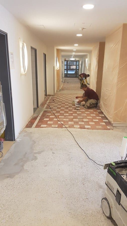 Neue Bodenbeschichtung, schichtweiser Aufbau — der alte Fliesenboden im Flur wird abgetragen