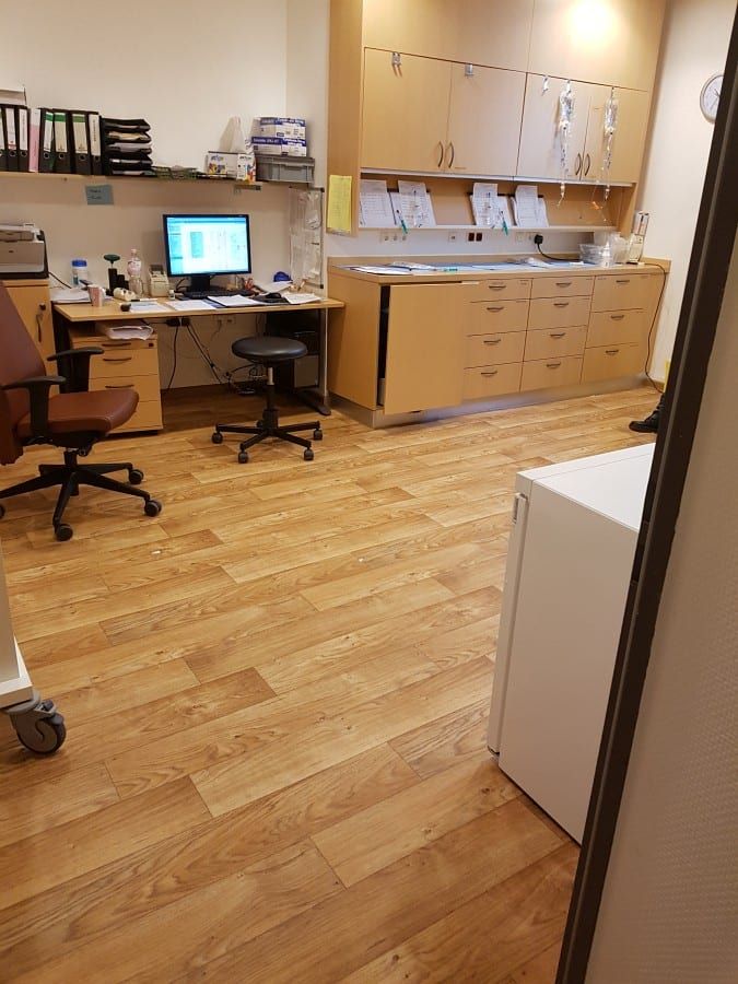 Fertige Flurflächen mit Gewerbeboden — der Belag im Stationszimmer am Arbeitsplatz