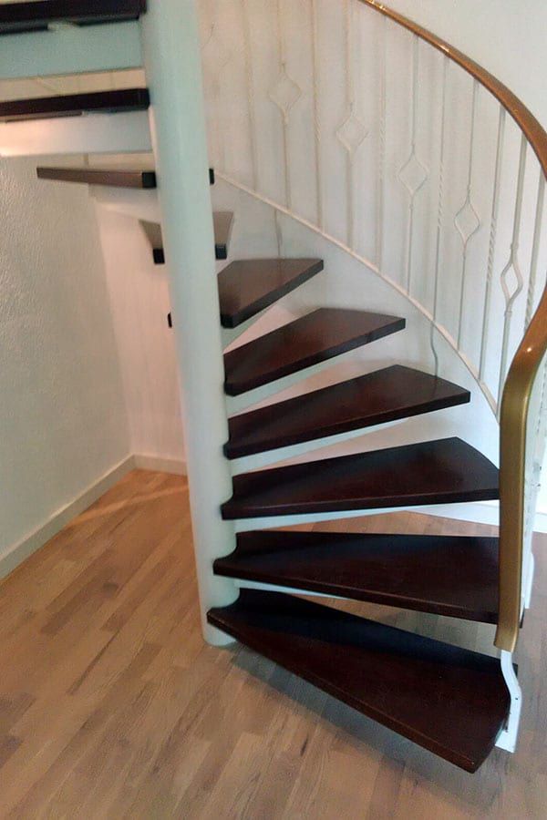 Landhausdiele Eiche geölt, statt Fliesen — Anschluss an die Wendeltreppe
