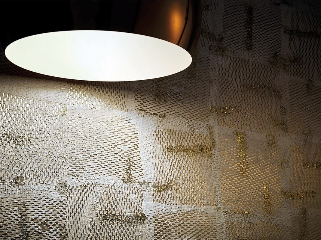 Metallic-Tapete — Wand mit feinem Netzmuster in Gold, davor eine große ovale Leuchte