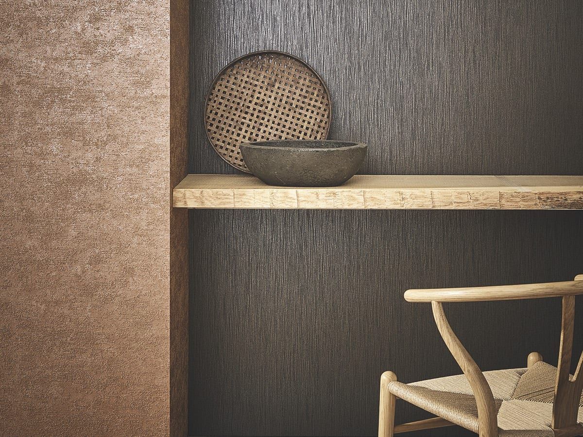 Metallic-Tapete — dunkelbraune Wand hinter Regalbrett, Schale und Holzstuhl