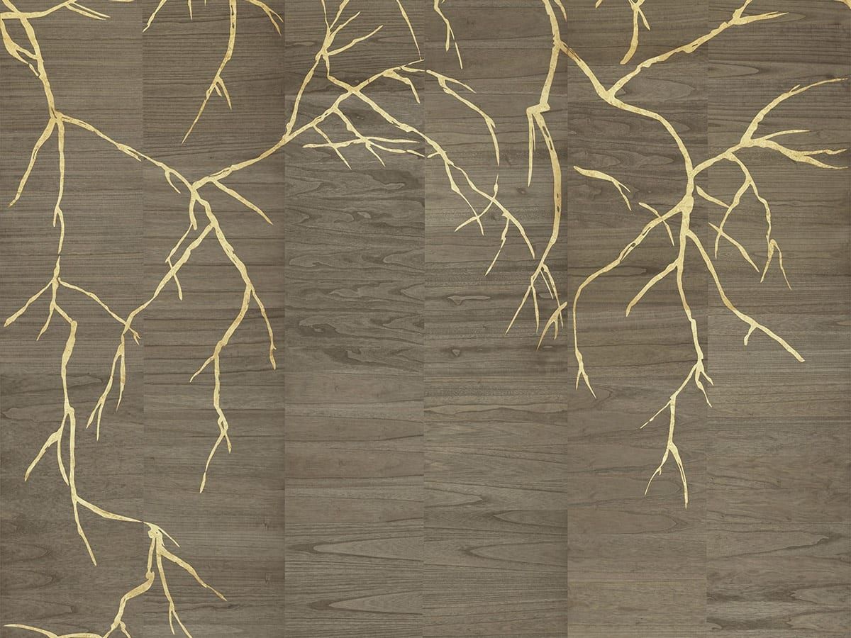 Metallic-Tapete — goldenes Zweigmuster auf graubrauner Wand