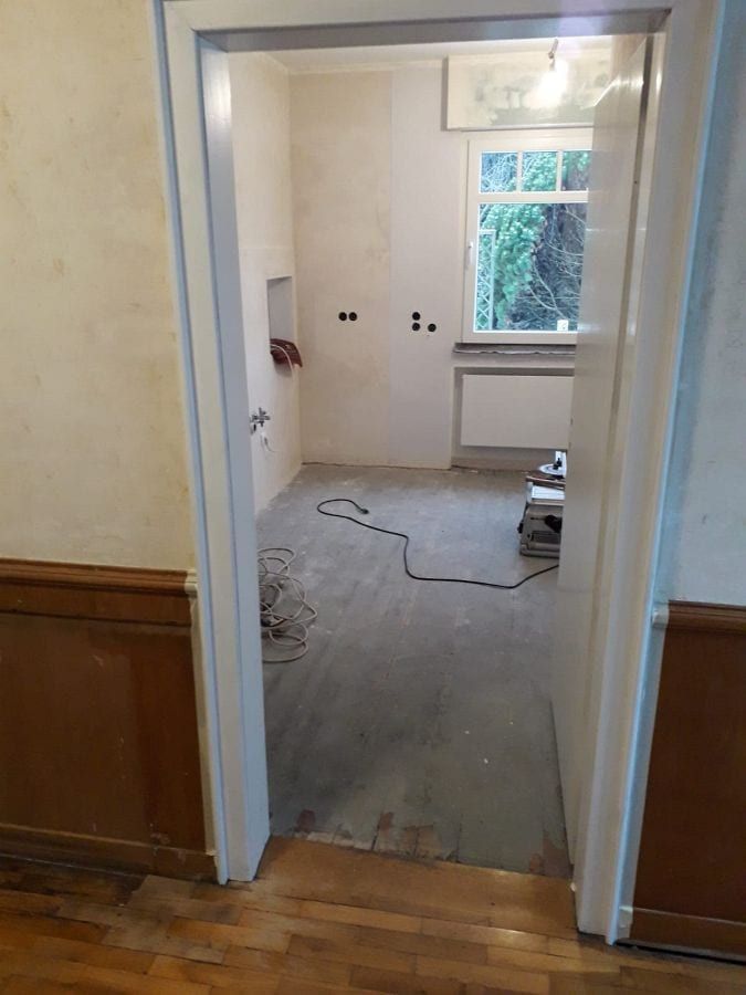 Eiche-Massivparkett und Holzdielen aufgearbeitet — Blick vom Flur auf den freigelegten Unterboden