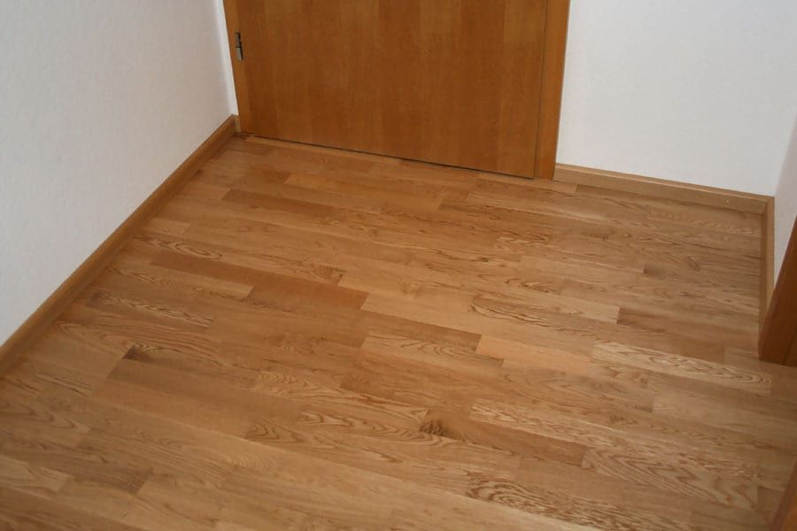Wohnungsrenovierung mit Fertigparkett Eiche — Raumecke an der geschlossenen Holztür