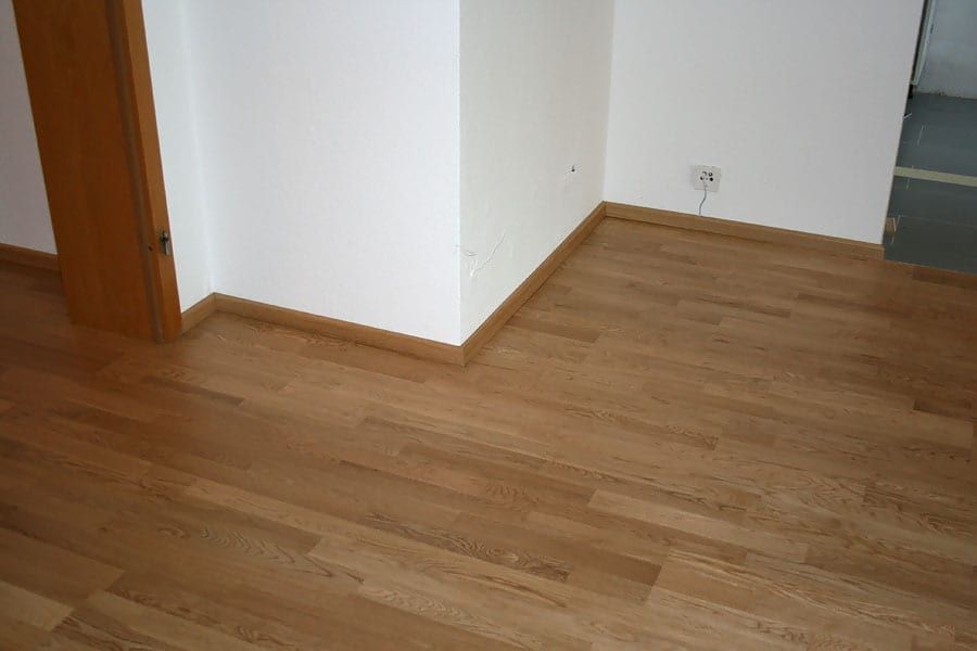 Wohnungsrenovierung mit Fertigparkett Eiche — fertige Fläche um den Wandvorsprung, links die Türzarge