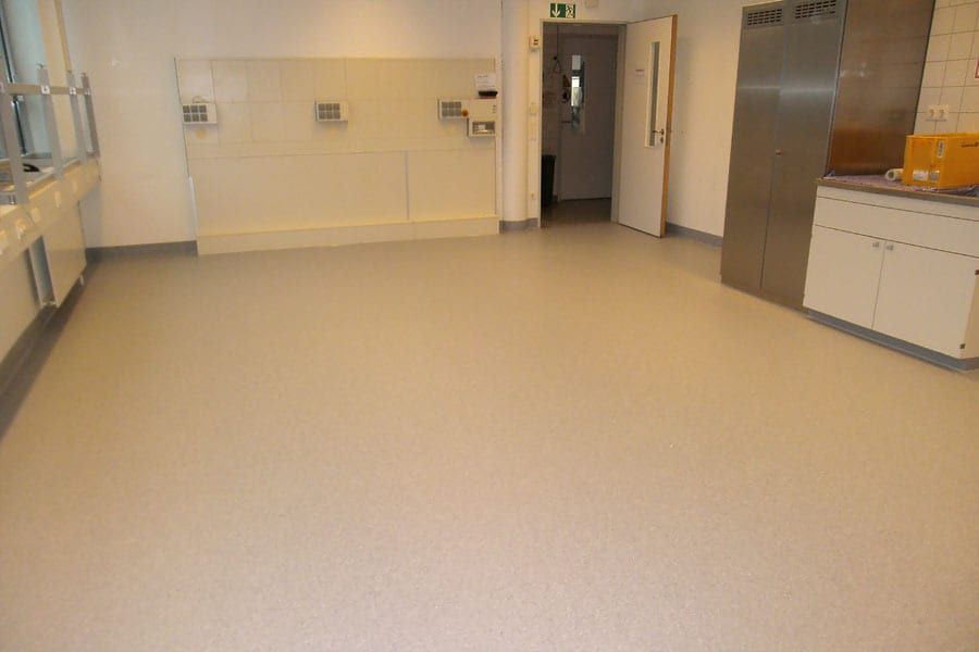 Spezialbereich Pathologie Bochum: Homogener PVC-Belag mit thermisch verschweißten Nähten für maximale Hygiene-01
