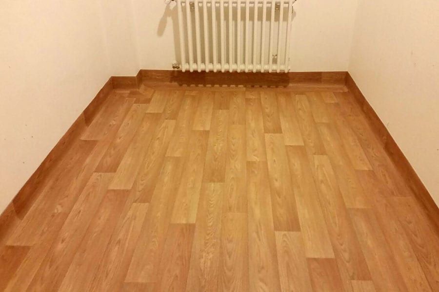 PVC-Belag in Holzoptik, Sockel wannenförmig — die neue Fläche im Zimmer, Sockel rundum am Heizkörper vorbei