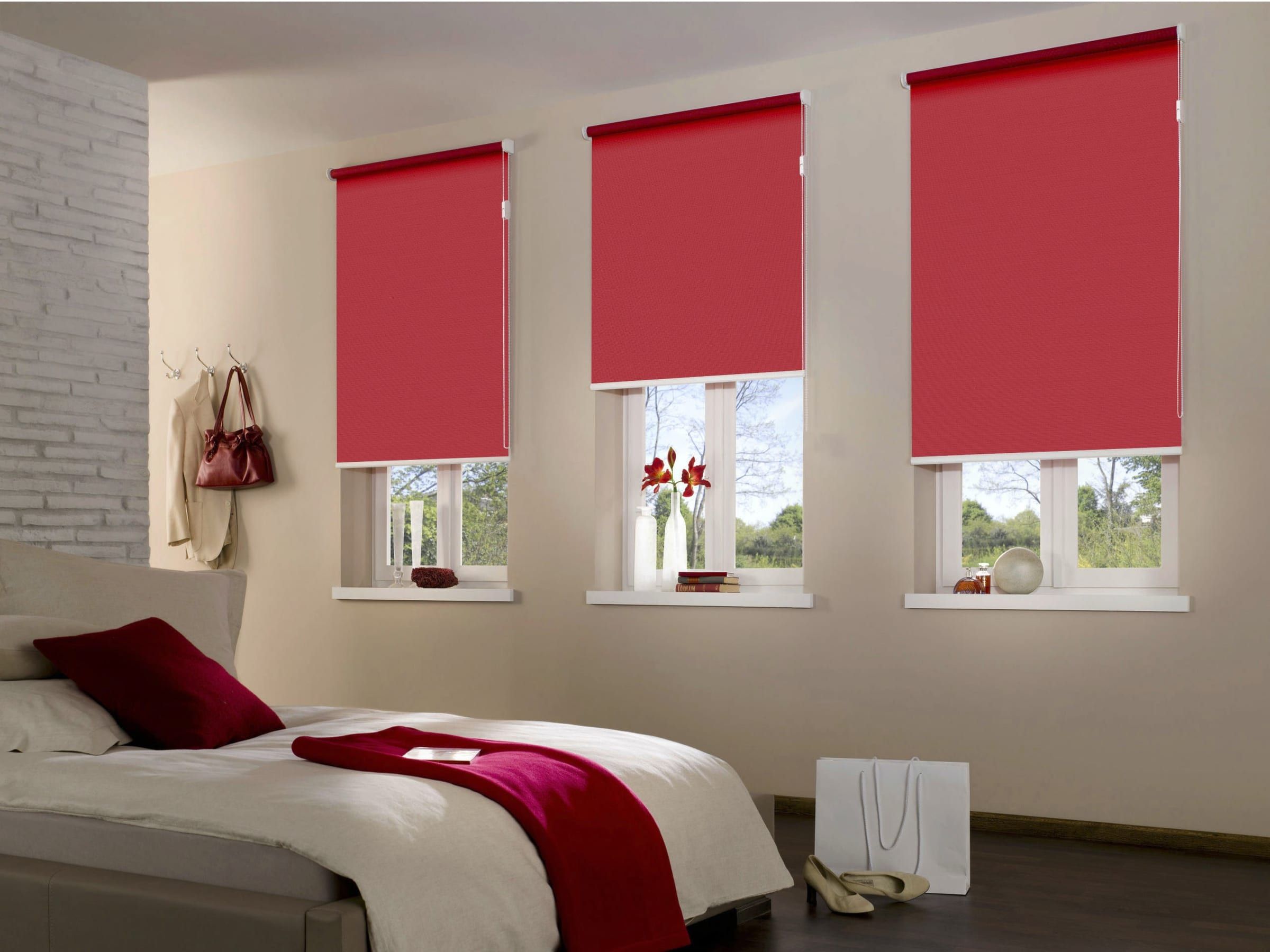 Rollo am Fenster — drei rote Rollos über der Fensterreihe im Schlafzimmer
