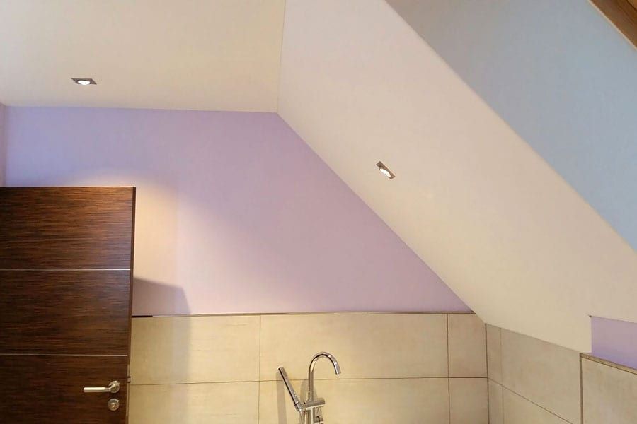 Badezimmer mit Holzdecke und Schräge — der fertige Raum: Wanne mit Armatur unter der Schräge