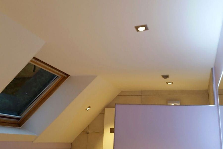 Badezimmer mit Holzdecke und Schräge — Dachfenster links, Decke mit Strahlern über der Trennwand