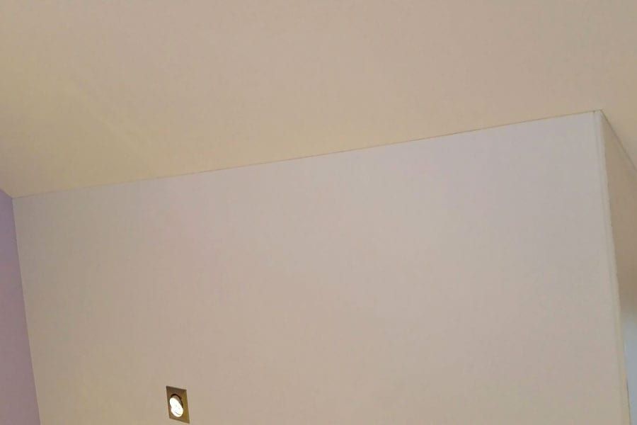 Holzdecke und Schräge im Badezimmer in 2 Etappen inkl. Beleuchtung fertig gestellt