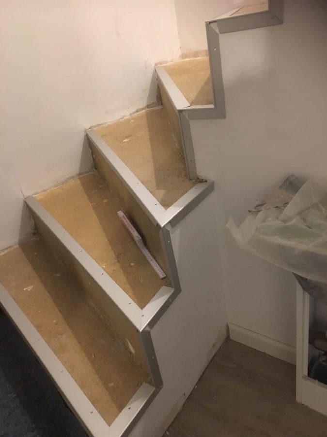 Betonstufen mit PVC-Designbelag verkleidet — vorher: die Stufen von der Seite, Profile schon gesetzt