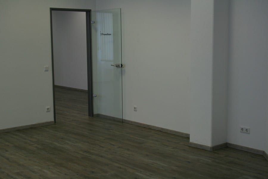 Teppichboden entfernt und neuen Vinyldesignbelag und Fußleisten verlegt Bild-05