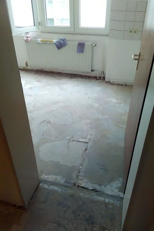 Komplette Wohnraum-Modernisierung: 150m² Designboden in Holzoptik inklusive Dekorfußleisten-bild-01