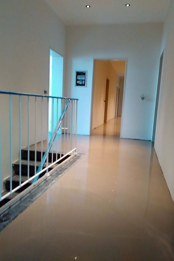 Komplette Wohnraum-Modernisierung: 150m² Designboden in Holzoptik inklusive Dekorfußleisten-bild-05