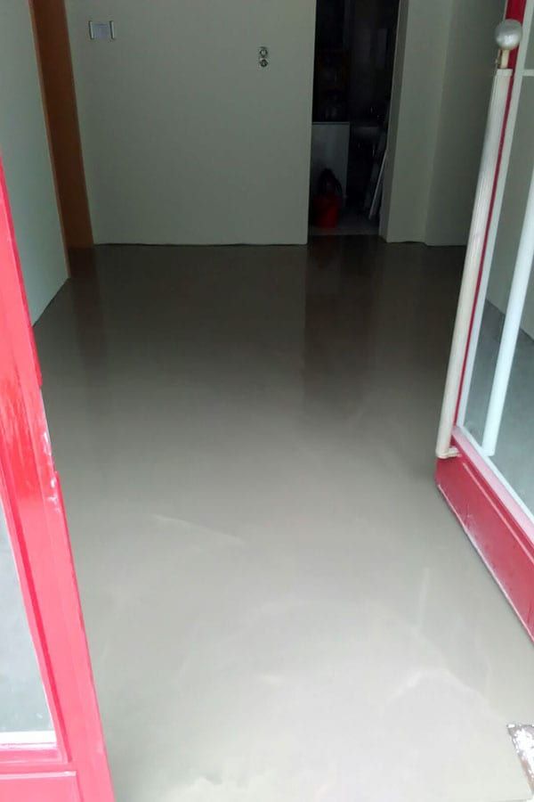 Komplette Wohnraum-Modernisierung: 150m² Designboden in Holzoptik inklusive Dekorfußleisten-bild-06