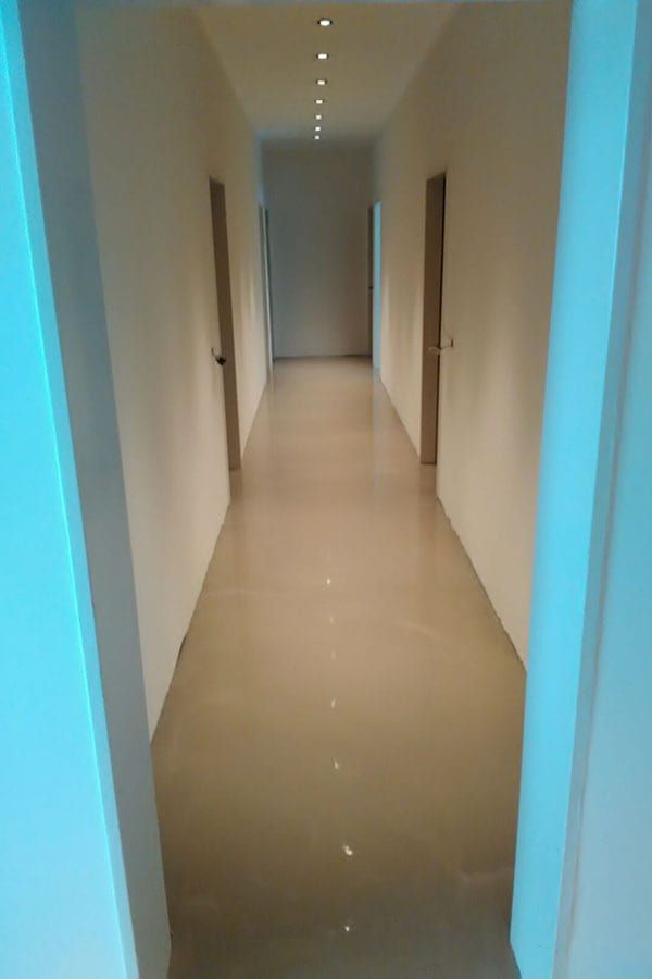 Komplette Wohnraum-Modernisierung: 150m² Designboden in Holzoptik inklusive Dekorfußleisten-bild-07